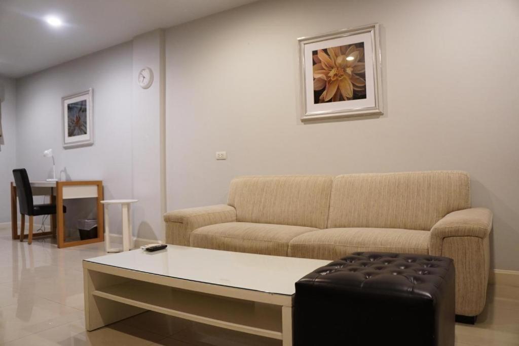 The One Residence Hotel Bangkok Extérieur photo